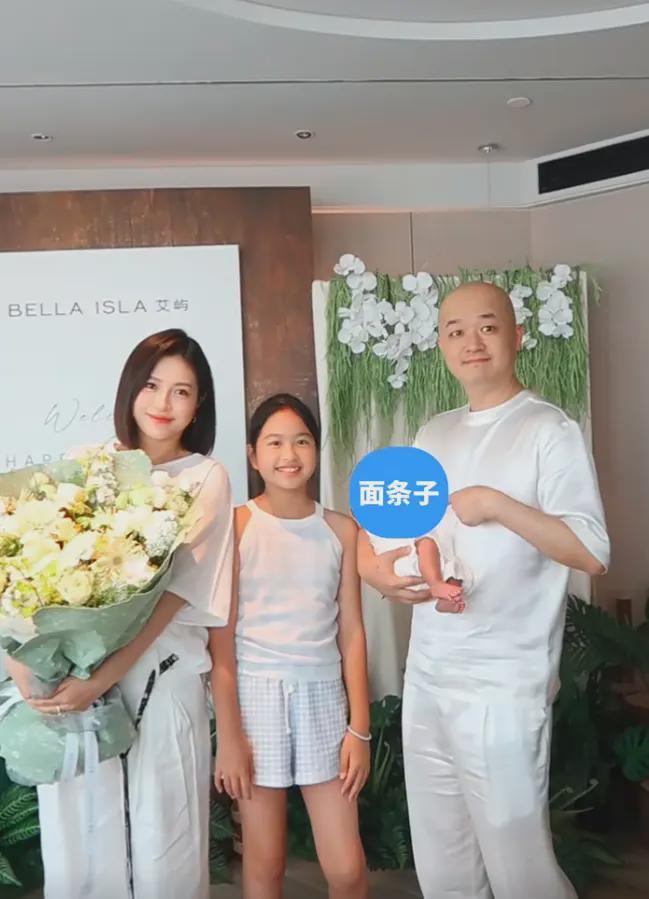 包贝尔二胎满月仪式：一家6口齐聚好温馨住高档月子中心太豪华